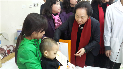 Phó Chủ tịch nước Nguyễn Thị Doan thăm và tặng quà cho trẻ em tại Khoa nhi Bệnh viện K