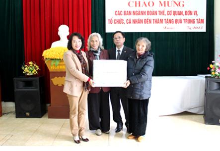 Quảng Ninh: Tặng quà nhân dịp Tết Quý Tỵ cho Trung tâm Bảo trợ xã hội  