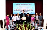 Lễ trao Kỷ niệm chương vì sự nghiệp Lao động - Thương binh và Xã hội cho ông Arthur Erken, Trưởng Đại diện UNFPA tại Việt Nam