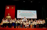 [MOLISA] Phó Chủ tịch nước Nguyễn Thị Doan trao tặng học bổng cho trẻ em tỉnh Hà Nam