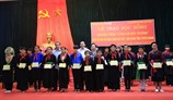 [MOLISA] Phó Chủ tịch nước Nguyễn Thị Doan trao học bổng “Cùng em đến trường” cho trẻ em Tuyên Quang