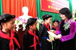 [L|ĐXH] Phó Chủ tịch nước Đặng Thị Ngọc Thịnh trao học bổng cho trẻ em tại Hà Giang